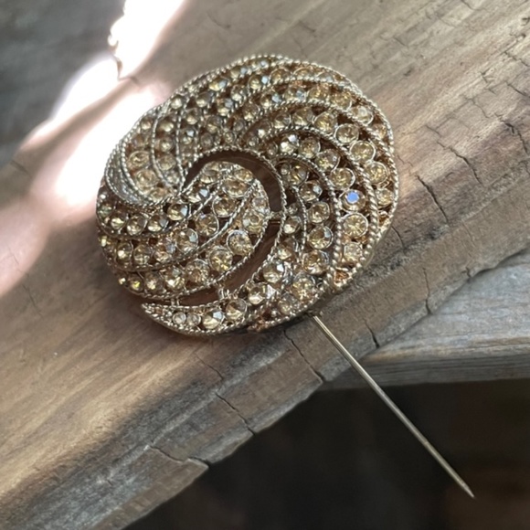 Vintage Retro Topaz Rhinestone Gold Tone Swirl Wreath Brooch Pin - Picture 3 of 11